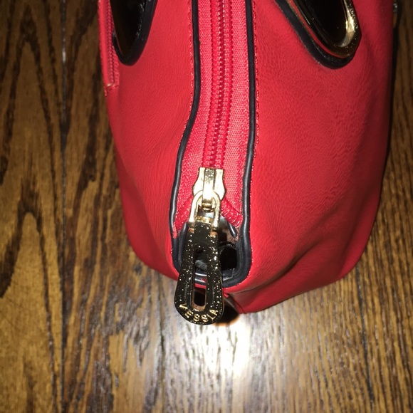 Combo Deal Vessla Red Leather Bag & Patent Wallet - Picture 9 of 16